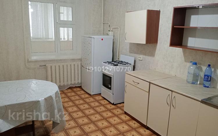 1-комнатная квартира · 42 м² · 2/5 этаж, Автопарк — Автопарк за 120 000 ₸ в Уральске — фото 2