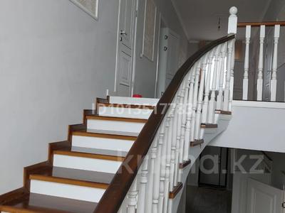 Жеке үй · 15 бөлме · 420 м² · 8 жүзд., мкр Малый Самал, Халменова 37 — Самал базардың артында орналасқан, бағасы: 140 млн ₸ в Шымкенте, Туран р-н