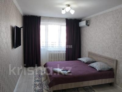 1-комнатная квартира, 32 м², 4/5 этаж посуточно, мкр 8 68 — 101 стр 18 и гришина 68 за 10 000 〒 в Актобе, мкр 8