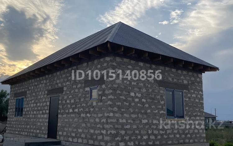 Отдельный дом · 2 комнаты · 70 м² · 8 сот., мкр Аксай-2, 20 41 за 11 млн ₸ в Атырау — фото 2