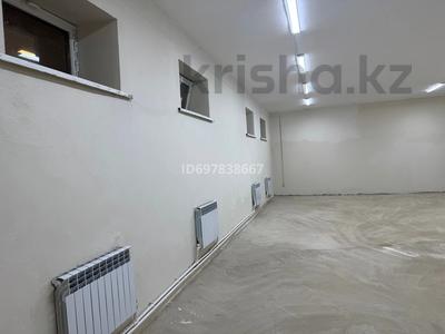 Свободное назначение, офисы, магазины и бутики, склады, фитнес и спорт, медцентры и аптеки, образование, развлечения, конференц-залы · 380 м² за 500 000 〒 в Уральске, мкр Жана Орда