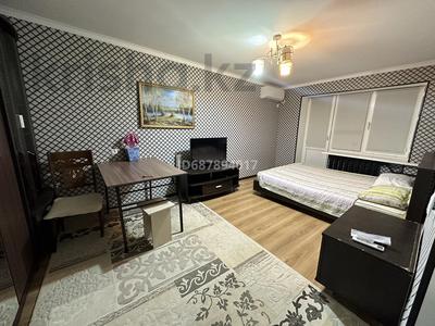 1-комнатная квартира, 34 м², 4/5 этаж помесячно, Махамбета 125 за 155 000 〒 в Атырау