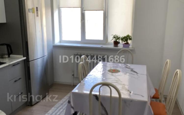 2-комнатная квартира · 63 м² · 6/9 этаж, мкр Береке, 55 55 за 180 000 ₸ в Атырау — фото 2