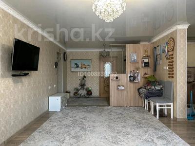 4-комнатная квартира · 80 м² · 4/5 этаж, Сазда-1, Абулхаир хан 83 — БЦ "Мир" остановка Сазда за 25 млн ₸ в Актобе