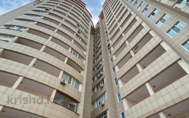 4-комнатная квартира, 187 м², 3/9 этаж помесячно, Кулманова 1 за 400 000 〒 в Атырау — фото 2