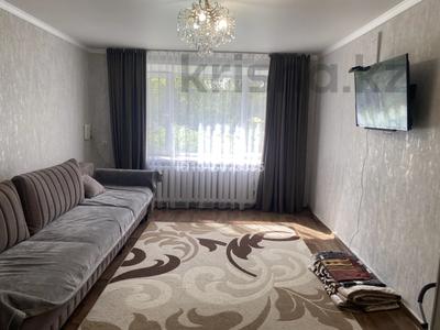 2-комнатная квартира · 50 м² · 1/5 этаж, Майкудук, 18й микрорайон 7 за 14 млн ₸ в Караганде, Алихана Бокейханова р-н