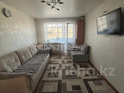 2-комнатная квартира · 44 м² · 2/5 этаж, Майкудук, Майкудук, 17й микрорайон — Школа лицей 53 за 12 млн 〒 в Караганде, Алихана Бокейханова р-н