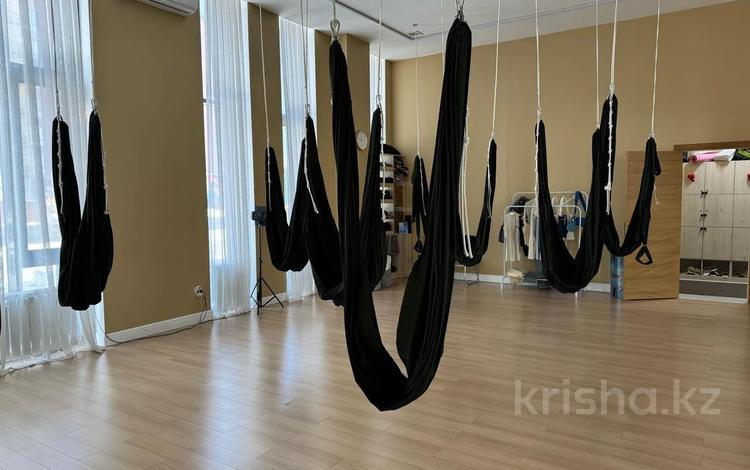 Свободное назначение, офисы, магазины и бутики, общепит, салоны красоты, медцентры и аптеки, образование · 54 м² за 55 млн ₸ в Астане, Есильский р-н — фото 2