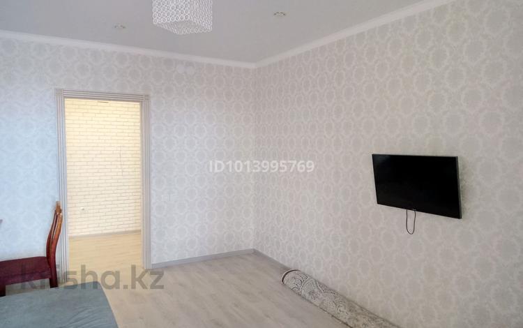 1-комнатная квартира · 55 м² · 7/10 этаж, мкр Кунаева 52/2 — 6 мкрн. Около ресторана Монреаль за 200 000 ₸ в Уральске — фото 2