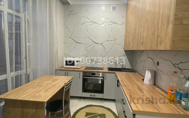 1-комнатная квартира · 38 м² · 9/10 этаж, мкр Юго-Восток, Строителей 33/14 за 220 000 ₸ в Караганде, Казыбек би р-н — фото 2