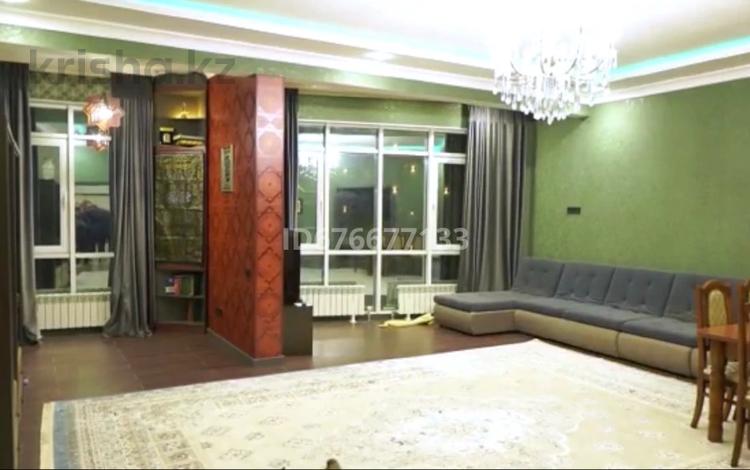 2-комнатная квартира, 109 м², 4/8 этаж помесячно, Арайлы 12 за 450 000 〒 в Алматы — фото 2