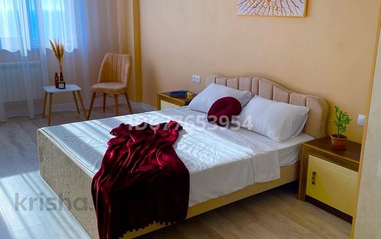 2-бөлмелі пәтер, 90 м², 17/18 қабат тәулігіне, 17-й мкр 4, бағасы: 18 000 〒 в Актау, 17-й мкр — фото 2