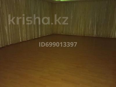 Отдельный дом · 10 комнат · 600 м² · 8 сот., Карынбаева 51 за 60 млн 〒 в Атырау, мкр Мирас