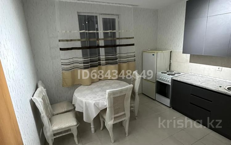 1-комнатная квартира, 38 м², 10/12 этаж помесячно, мкр Акбулак, 1-я улица 63 за 160 000 〒 в Алматы, Алатауский р-н — фото 2