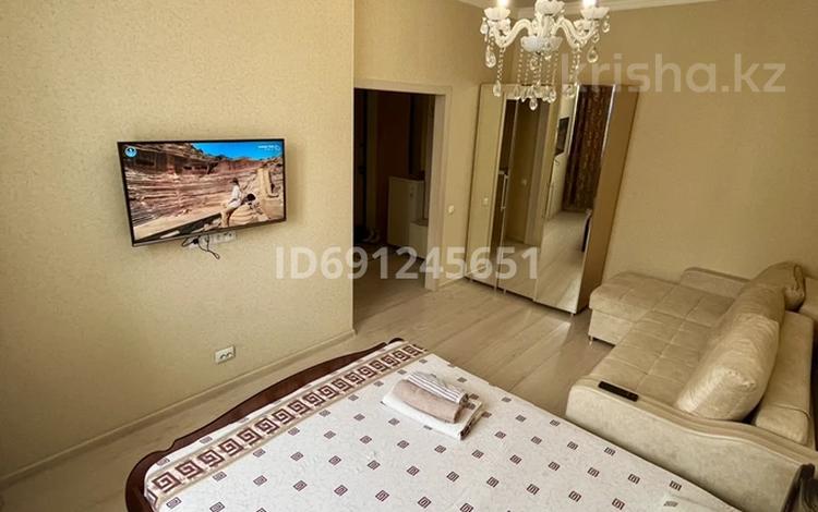 1-комнатная квартира, 35 м² посуточно, Кабанбай Батыр Мега 58б за 10 000 〒 в Астане, Есильский р-н — фото 2