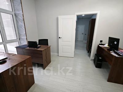 Офисы, образование, кабинеты и рабочие места, студии · 63 м² за 300 000 ₸ в Астане, Есильский р-н