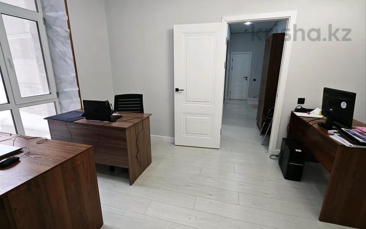 Офисы, образование, кабинеты и рабочие места, студии · 63 м² за 280 000 〒 в Астане, Есильский р-н — фото 2