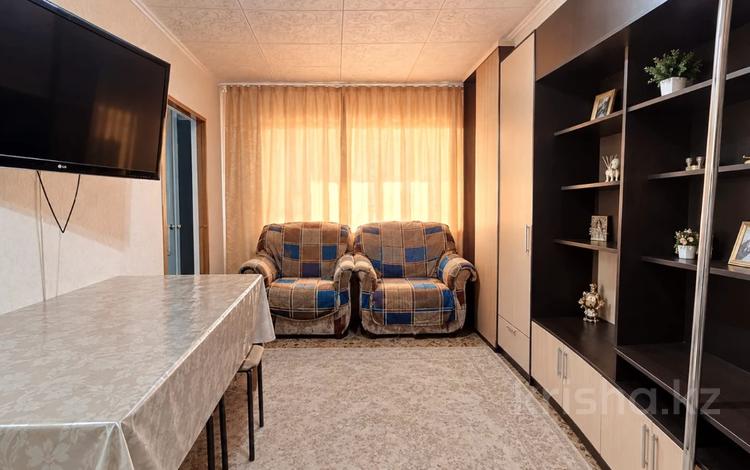 4-комнатная квартира · 61 м² · 3/5 этаж, Майкудук, 15й микрорайон за 11.5 млн ₸ в Караганде, Алихана Бокейханова р-н — фото 2