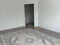 2-комнатная квартира · 62 м² · 1/5 этаж, мкр. Алтын орда, Алтын Орда — Дом расположен в очень удобном месте: прямо рядом находятся школа, детский сад, минимаркеты и гипермаркет «Анвар» — всё в шаговой доступности. Квартира в доме 2026 года постройки, абсолютно новая, ранее никто не проживал. за 180 000 ₸ в Актобе — фото 3