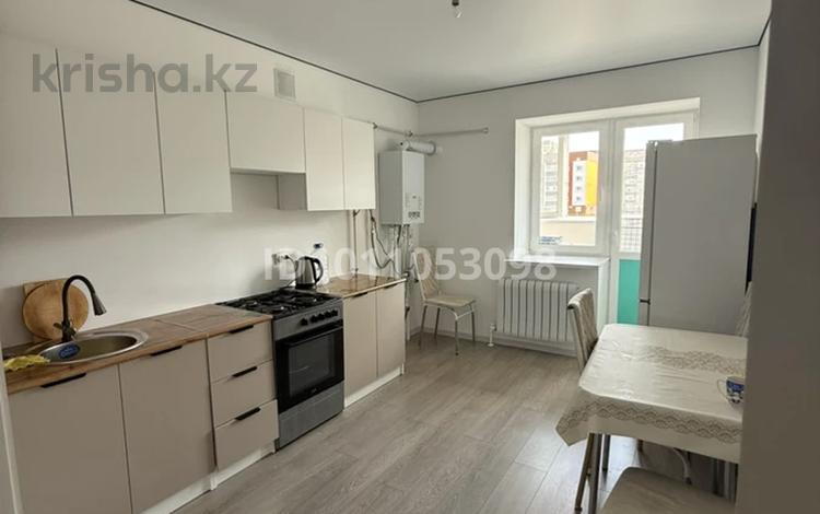 2-комнатная квартира · 62 м² · 1/5 этаж, мкр. Алтын орда, Алтын Орда — Дом расположен в очень удобном месте: прямо рядом находятся школа, детский сад, минимаркеты и гипермаркет «Анвар» — всё в шаговой доступности. Квартира в доме 2026 года постройки, абсолютно новая, ранее никто не проживал. за 180 000 ₸ в Актобе — фото 6
