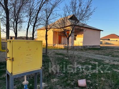 Продажа домов и дачи в Туркестанской обл.: Отдельный дом · 2 комнаты · 100 м² · 10 сот., Алтынсарин 75 за 7 млн 〒 Отдельный дом · 2 комнаты · 100 м² · 10 сот., Алтынсарин 75 за 7 млн 〒 в Туркестане