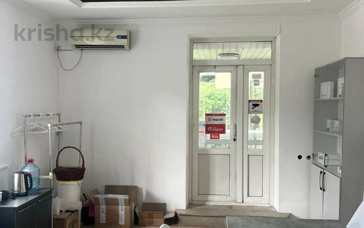 Свободное назначение, офисы, магазины и бутики, салоны красоты, медцентры и аптеки, образование, кабинеты и рабочие места · 33 м² за 320 000 〒 в Алматы, Алмалинский р-н — фото 2