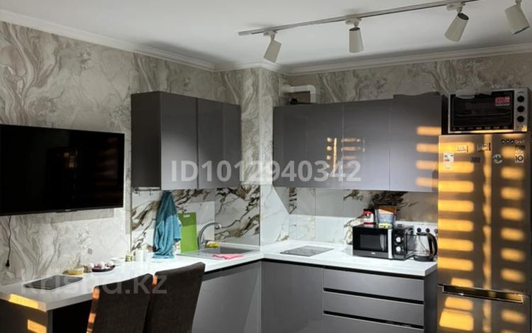 2-бөлмелі пәтер · 60 м², мкр Коктем-3 22 — Сатпаева, бағасы: 360 000 ₸ в Алматы, Бостандыкский р-н — фото 2
