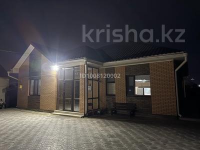 Дом · 4 комнаты · 135 м², мкр Жулдыз, Сулейменова 11 — Сулейменова 11 за 70 000 〒 в Уральске