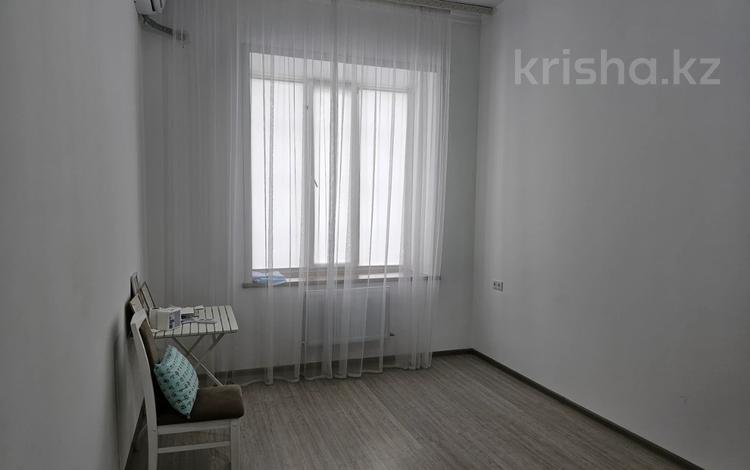 1-комнатная квартира, 40 м², 1/9 этаж, Камзина 41/1 за 18.2 млн 〒 в Павлодаре — фото 2