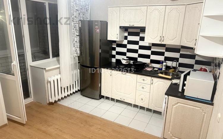 1-комнатная квартира · 52 м² · 2/5 этаж, мкр Жана Орда 10/1 за 12 000 ₸ в Уральске — фото 2