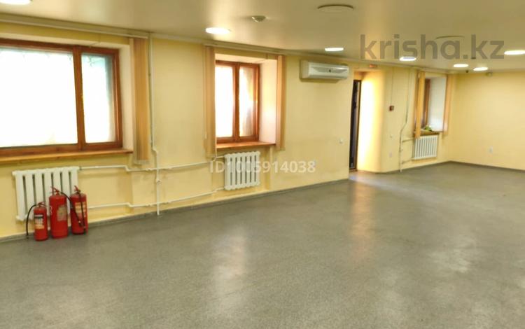 Офисы, магазины и бутики, салоны красоты, медцентры и аптеки, развлечения, кабинеты и рабочие места, студии · 140 м² за 500 000 〒 в Караганде, Казыбек би р-н — фото 2