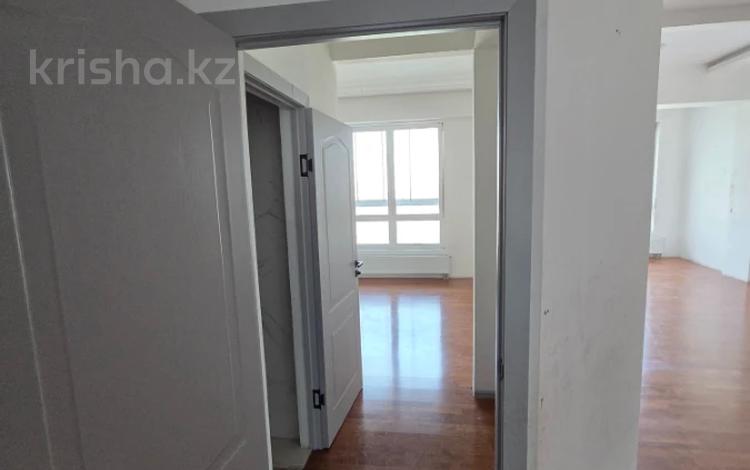2-бөлмелі пәтер · 98 м² · 4/10 қабат, Кабанбай Батыра 15, бағасы: 250 000 ₸ в Алматы, Медеуский р-н — фото 3