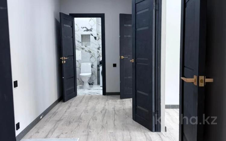 2-бөлмелі пәтер · 60 м² · 2/5 қабат, мкр. Алтын орда, мангилик ел, бағасы: 26.5 млн ₸ в Актобе — фото 3