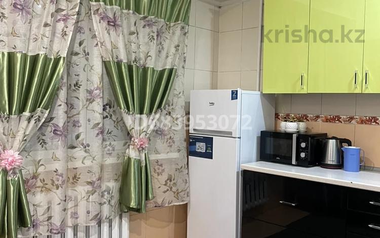 2-комнатная квартира · 64 м² · 1/3 этаж, мкр Кокмайса (Дорожник), Мкр Дорожник 43 за 17 000 ₸ в Алматы, Жетысуский р-н — фото 2