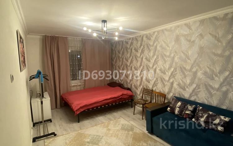 1-комнатная квартира, 34 м², 1/5 этаж посуточно, мкр Орбита-3 22 — Торайгырова за 12 000 〒 в Алматы, Бостандыкский р-н — фото 2