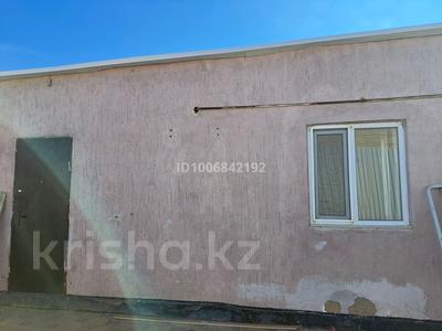 Үйдің бір бөлігі · 2 бөлме · 100 м² · 8 сот., мкр Атырау, Мукаш Жумагазиева 11 — 31 школа, бағасы: 120 000 〒