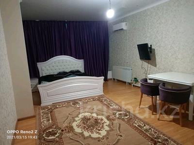 1-комнатная квартира, 70 м², 18/25 этаж по часам, мкр 11 112 В за 1 500 〒 в Актобе, мкр 11