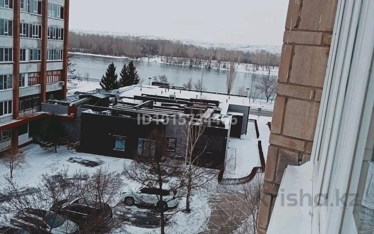 1-бөлмелі пәтер · 51.9 м² · 5/9 қабат, Набережная Славского 64, бағасы: 29 млн ₸ в Усть-Каменогорске — фото 2