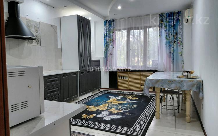 3-комнатная квартира · 80 м² · 1/2 этаж, мкр Аксай-4 14 за 400 000 ₸ в Алматы, Ауэзовский р-н — фото 2