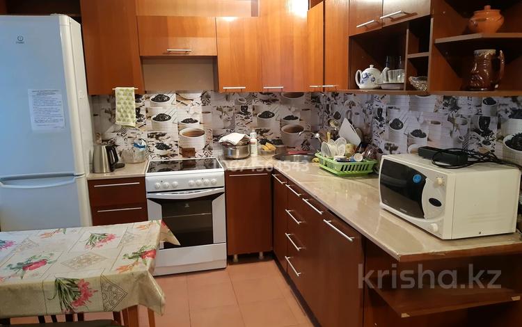 2-комнатная квартира, 65 м², 1 этаж посуточно, Назарбаева за 12 000 〒 в Усть-Каменогорске — фото 2