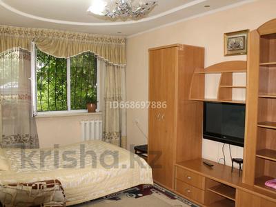 2-комнатная квартира, 38 м² посуточно, мкр №8, Мкр 8 за 10 000 〒 в Алматы, Ауэзовский р-н