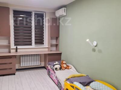 3-бөлмелі пәтер, 98 м², 8/10 қабат, Мкр. Аксай-4 119, бағасы: 60 млн 〒 в Алматы, Ауэзовский р-н