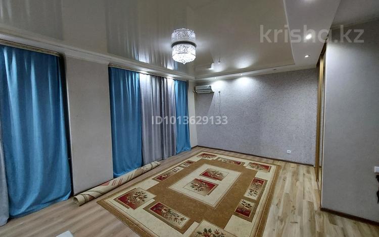 1-комнатная квартира · 38 м² · 3/5 этаж, мкр Нурсая, Болашак 52 за 150 000 ₸ в Атырау — фото 2