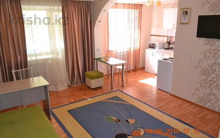 1-комнатная квартира, 36 м², 3/5 этаж посуточно, Мира за 10 000 〒 в Жезказгане — фото 2