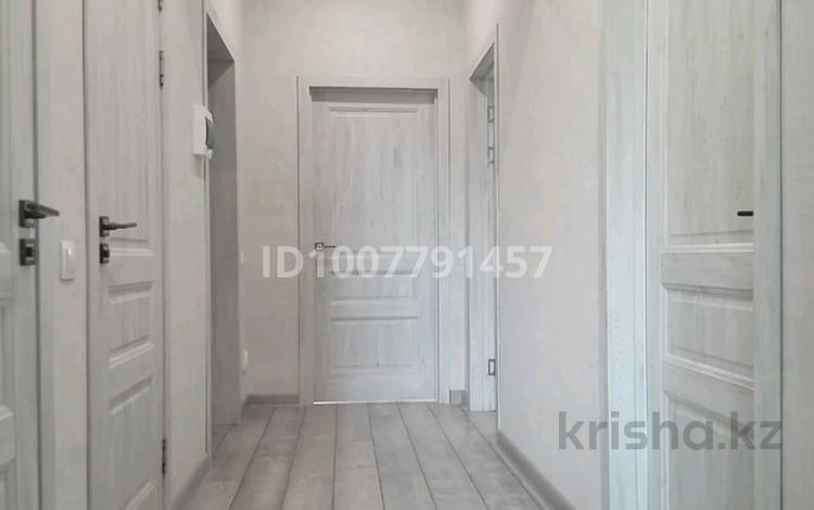 3-бөлмелі пәтер · 90 м² · 2/5 қабат, мкр Юго-Восток, Муканова, бағасы: 43 млн ₸ в Караганде, Казыбек би р-н — фото 27
