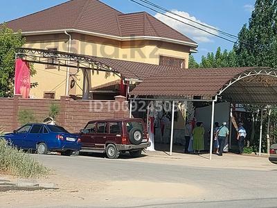 Отдельный дом · 8 комнат · 300 м², Кызылжар 10 — Уг. ул. Атырау за 750 000 〒 в 