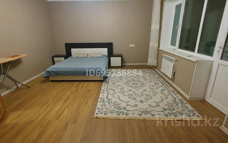 1-бөлмелі пәтер, 56 м², 2/6 қабат тәулік бойы, 30-й мкр 167, бағасы: 10 000 〒 в Актау, 30-й мкр — фото 2