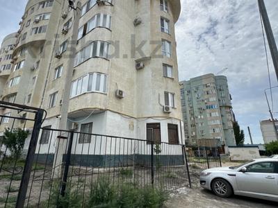 Продажа квартир в Атырауской обл.: 4-комнатная квартира · 135.7 м² · 7/10 этаж, жарбосынова 71 за 36.5 млн 〒 4-комнатная квартира · 135.7 м² · 7/10 этаж, жарбосынова 71 за 36.5 млн 〒 в Атырау