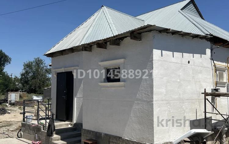 Жеке үй · 4 бөлме · 110 м² · 8 жүзд., Улы Дала ш/а. барбола 135 — Барбол көшесінде орналасқан. 15 мкрға жаяу 15 минут машинамен 3 минутта. 54 мектеп арты су бойындағы көше, бағасы: 26 млн ₸ в Таразе, мкр Улы Дала — фото 2