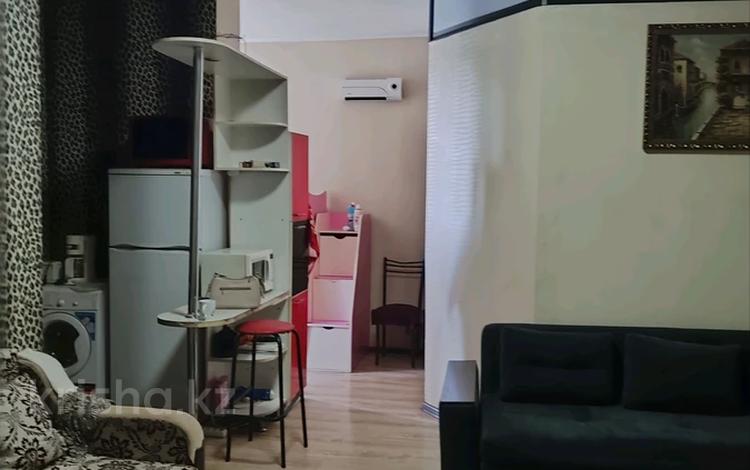1-комнатная квартира · 45 м² · 3/5 этаж, мкр Кокжиек за 130 000 ₸ в Алматы, Жетысуский р-н — фото 2